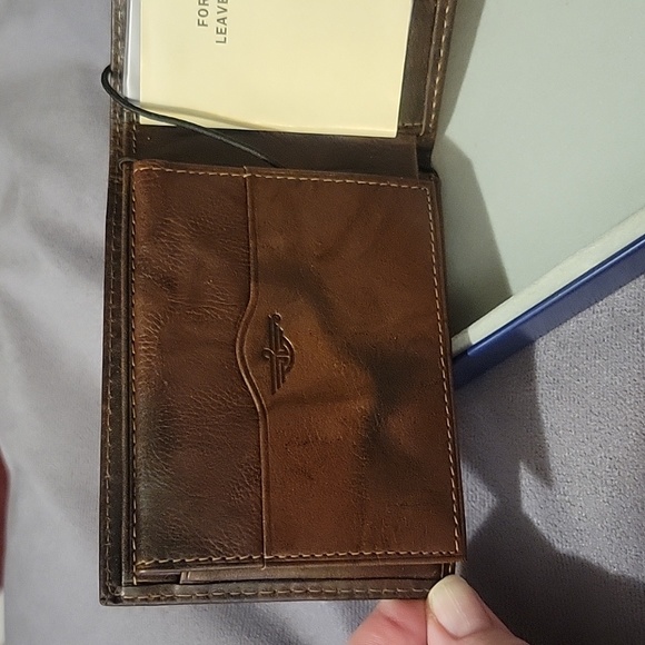 Men's Dockers Brown Wallet in Blue Tin - Picture 2 of 6